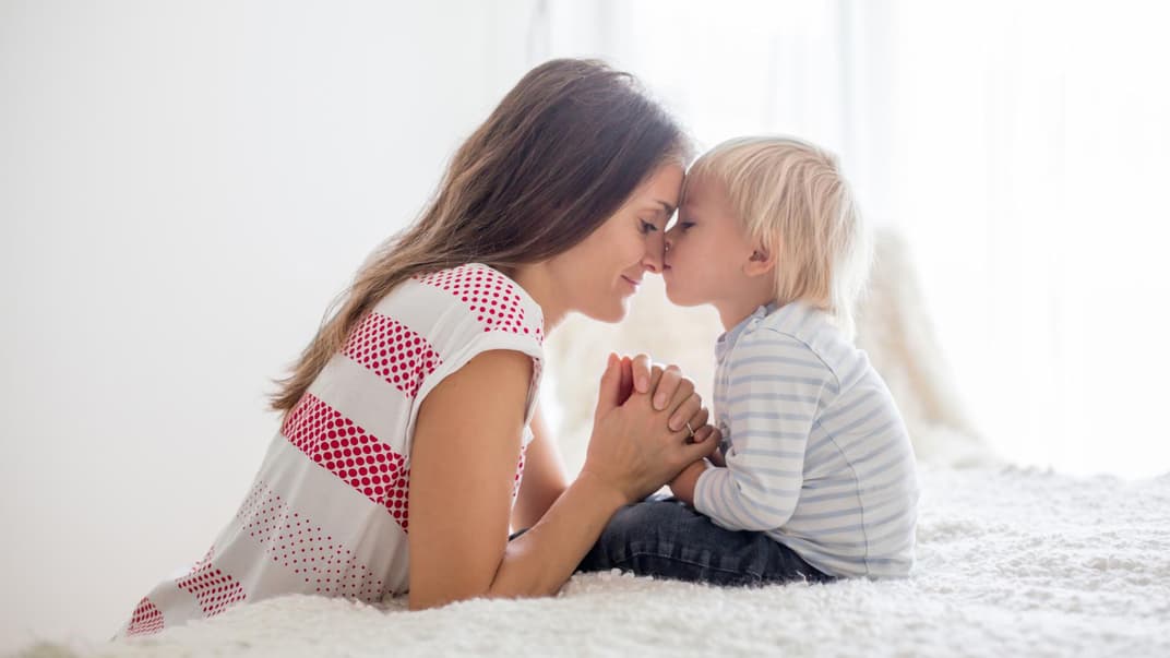 Gute-nacht-Gebete können Kindern am Abend Sicherheit geben. 