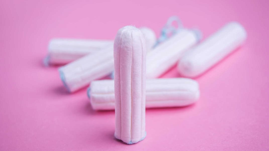 Tampons mit rosa Hintergrund.