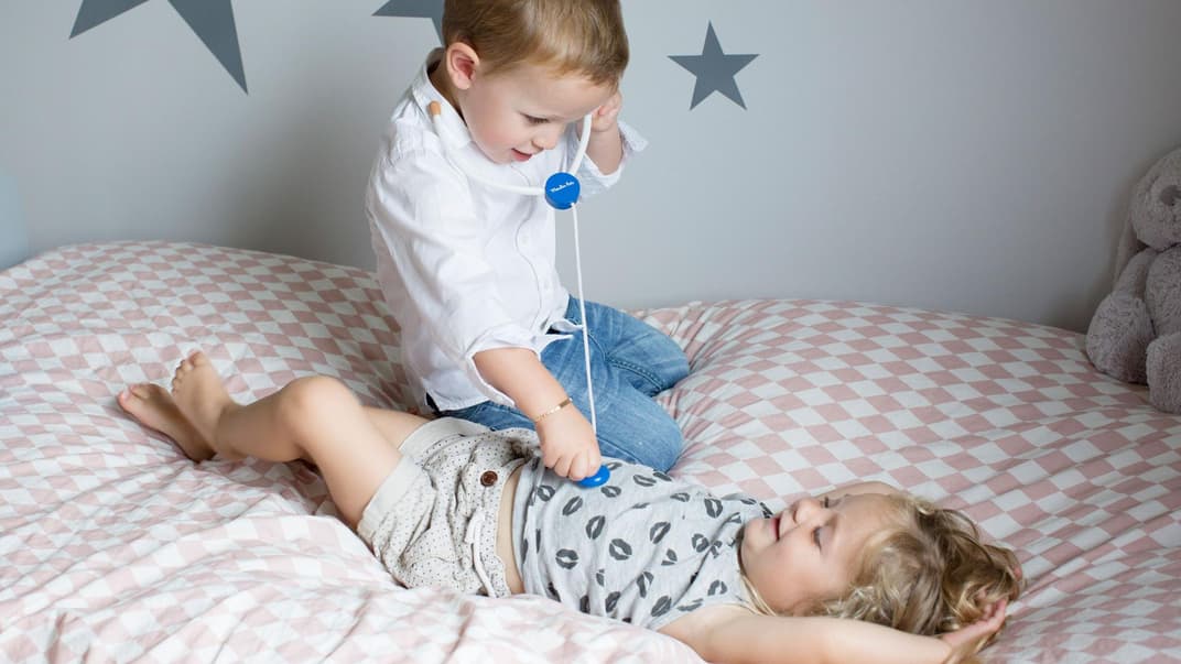 Kinder spielen gerne Doktor. Sie müssen dabei allerdings ihre Grenzen kennen. 