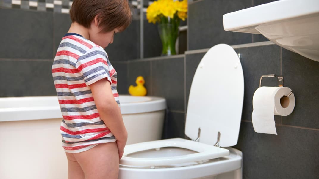 Kind pinkelt im Stehen.