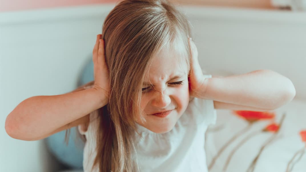 Einfach Ohren dicht machen: Wenn Kinder nicht zuhören wollen, müssen Eltern kreativ werden.