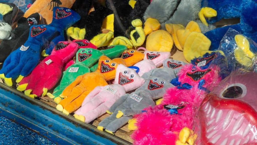 Die Huggy Wuggy-Puppen werden mittlerweile sogar auf Jahrmärkten und Amazon verkauft. 