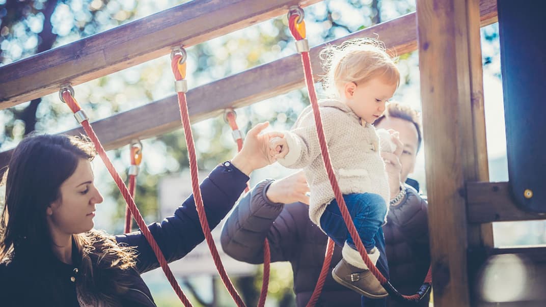 Wenn Eltern jedes Wagnis unterbinden und helfen, kann das zum Problem werden.