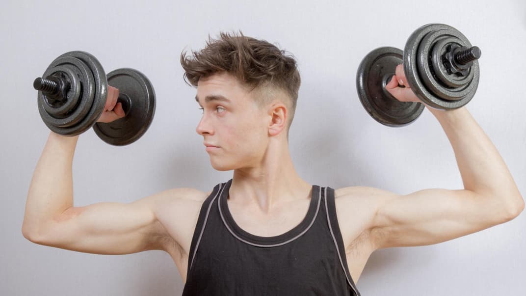 Viel zu stemmen: Mit der Pubertät kommen für viele Jungs auch Selbstzweifel. Im Fitnessstudio versuchen manche, diese Sorgen zu vertreiben.