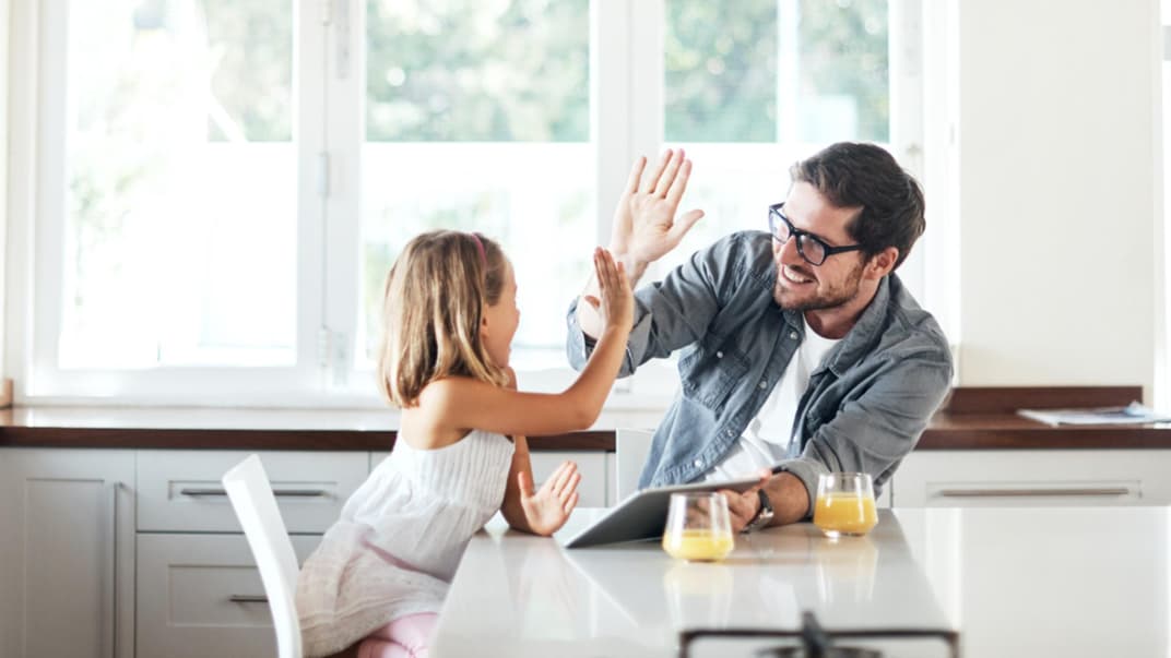 Darauf schnell ein High Five: "Gut gemacht, wir haben es zusammen geschafft!"
