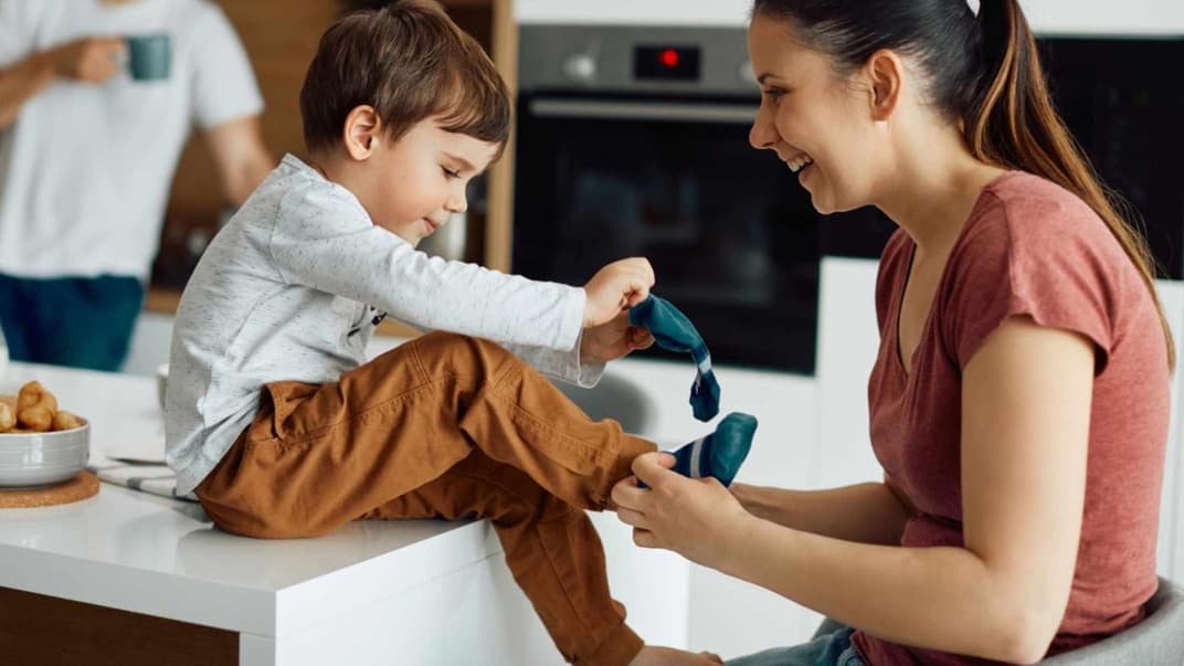 Socken anziehen: Das kann bei kleinen Kindern schon mal im wütenden Showdown enden. 