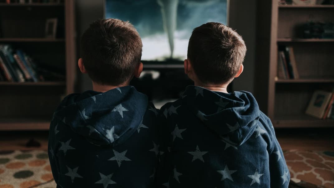 Kindern fällt es schwer, die Nachrichten der Erwachsenenwelt zu verarbeiten. Unsere Gastautorin schlägt daher Kindernachrichtensendungen vor. 