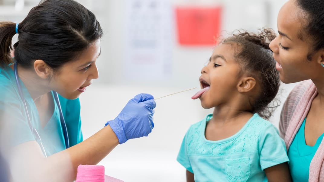 Neben einer gründlichen Untersuchung von Kopf bis Fuß, werden auch Sozialverhalten und Interessengebiete eures Sprösslings erfragt.