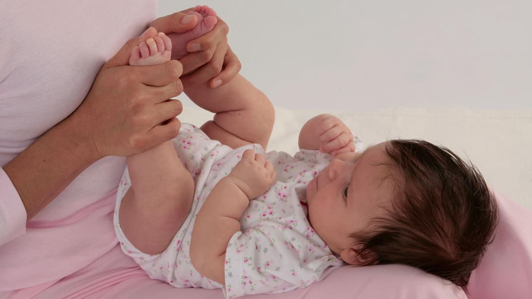 Die Übung "Gute Nacht" (siehe Interview) beruhigt dein Kind ungemein.