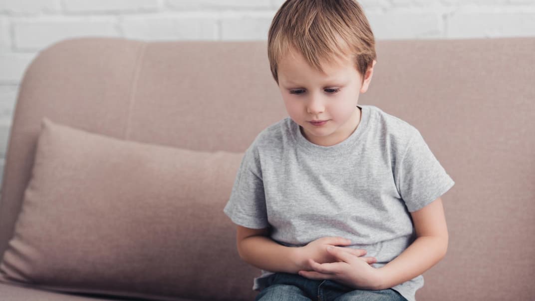 Auch seelischer Stress kann sich bei Kindern als Bauchweh äußern. 