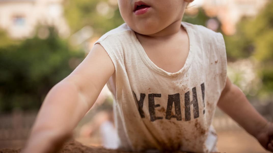 Manchmal bringen die Kinder vom Wühlen im Dreck unliebsame Andenken wie Madenwürmer mit.
