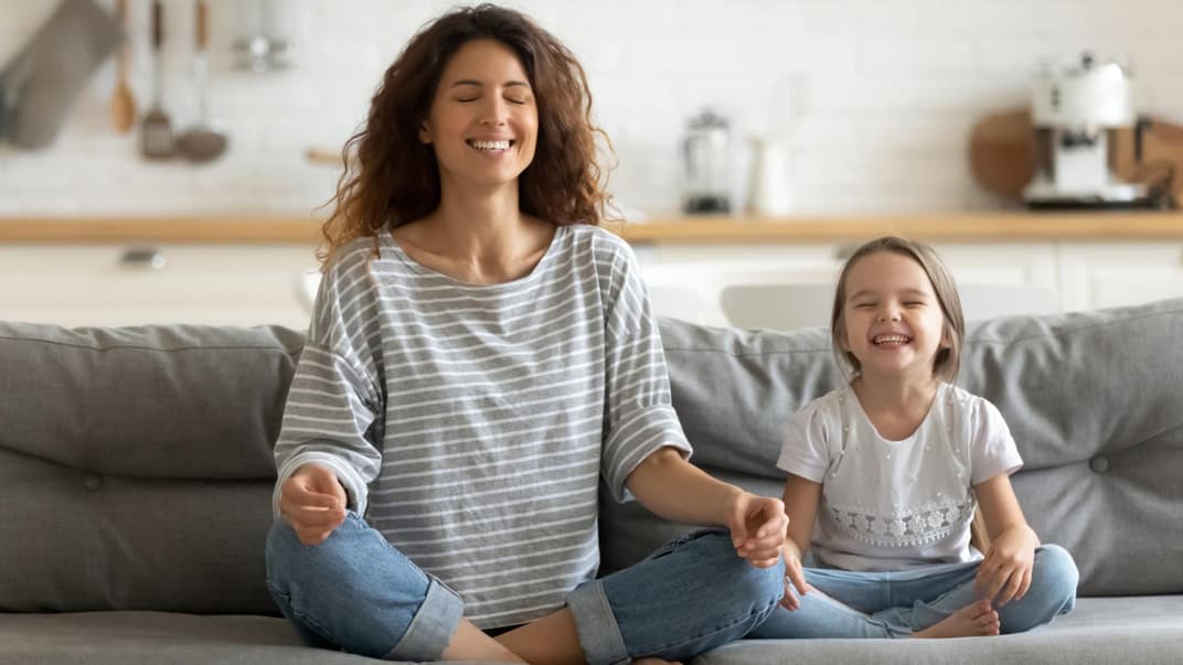 Meditieren mit Kindern macht nicht nur Spaß, es hilft den Kleinen auch abzuschalten. 