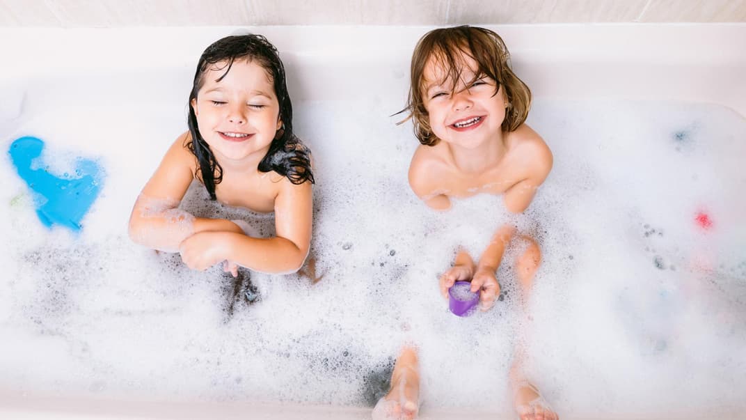 Mit Badezusatz macht Kindern das Planschen in der Wanne noch viel mehr Spaß. 