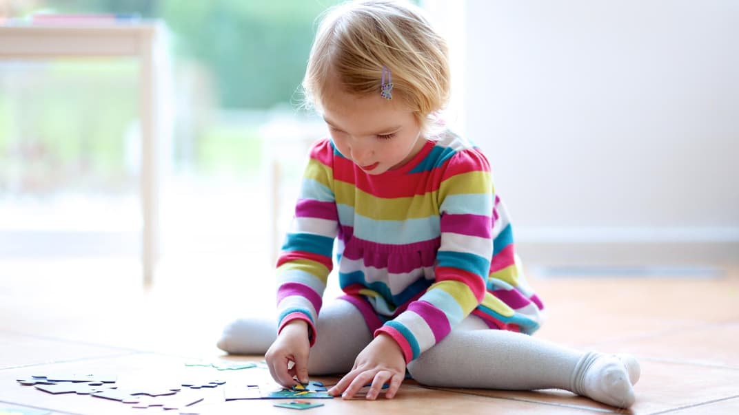 Kinder sitzen gerne im W-Sitz, wenn sie am Boden spielen. 