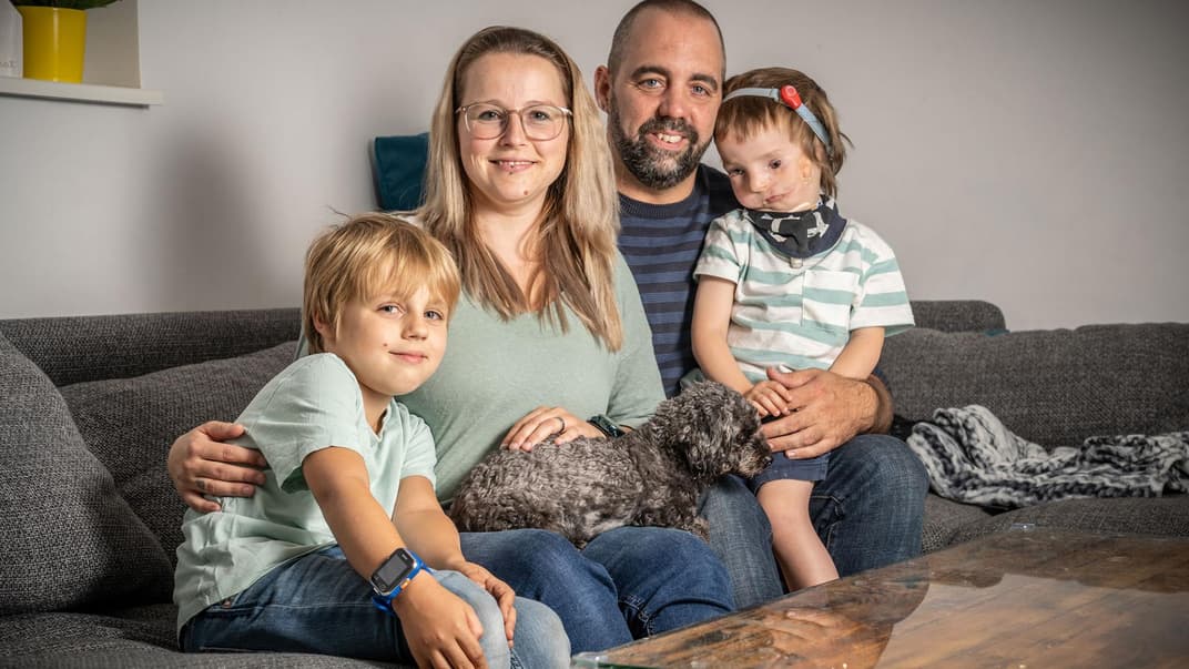 Mama Vivien und und Papa Dominik mit ihren beiden Söhnen Neo und Lex.