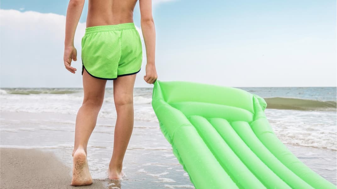Wenn die Vorhaut im Netz der Badeshorts stecken bleibt, kann das ordentlich schmerzhaft sein.