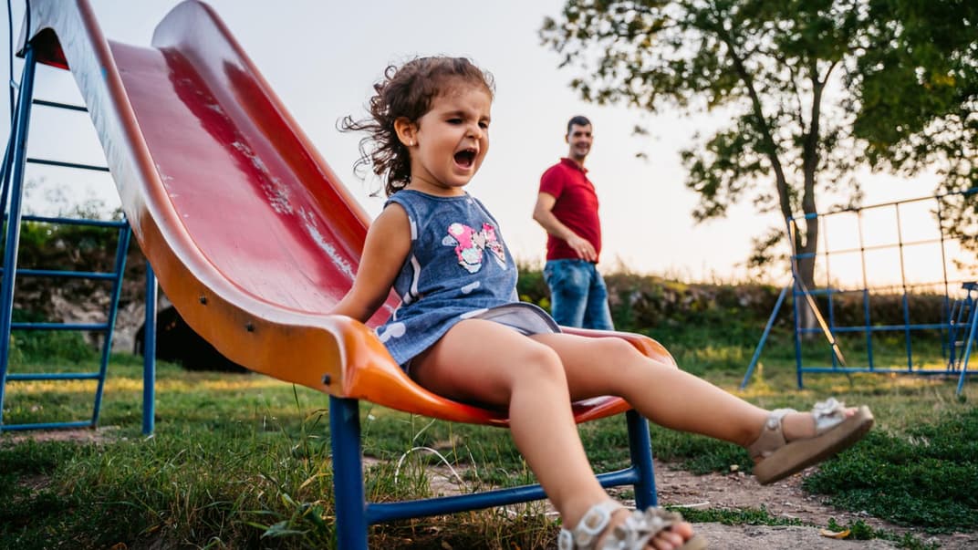 Kind verbrennt sich im Sommer an einer Rutsche.