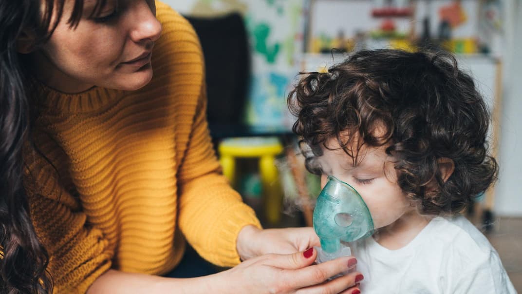 Damit Kleinkinder Aerosole gut einatmen können, sind Inhalierhilfen wie ein Vernebler mit Atemmaske sinnvoll.