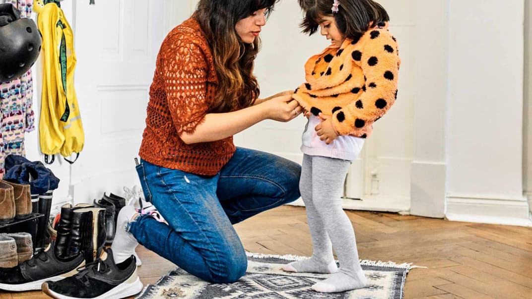 Mama, lass dein Kind mal machen! Denn: Selbst ganz kleine Kinder können ihre Jacke schon selbst anziehen.
