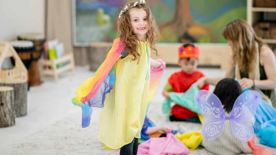 Verkleidet als kleine Fee in den Kindergarten? Geht natürlich auch mal, aber es gibt sicher praktischere Kleidung für die Kita.