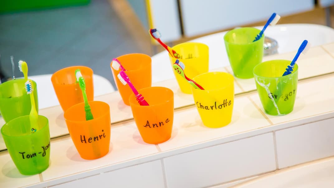 Zähne putzen im Kindergarten – Eltern und Erzieher sind nicht immer der gleichen Meinung. 