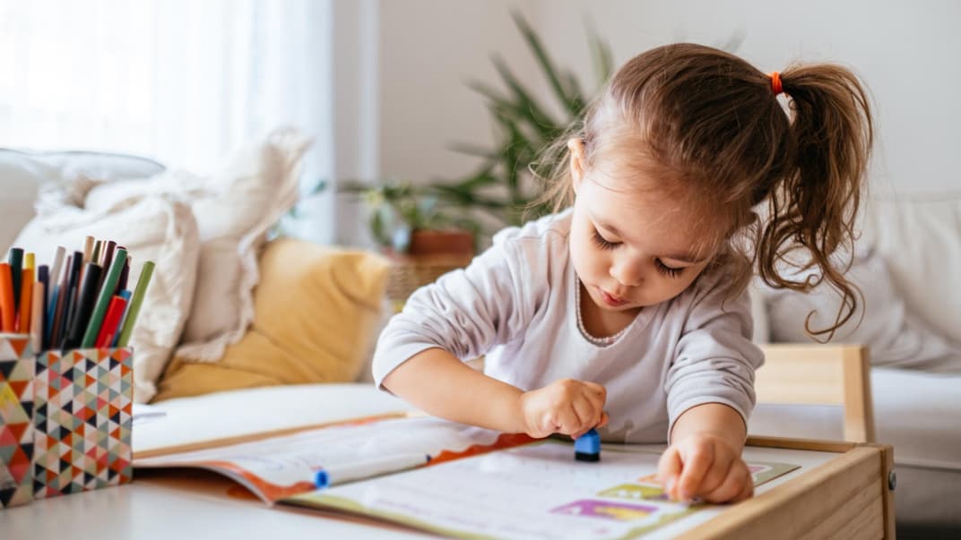 Viele Kinder malen Kindergarten-Freundebücher mit Hingabe aus. 