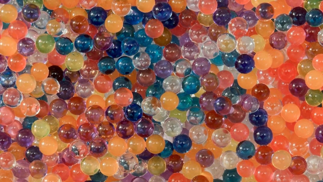 Viele bunte Wasserperlen auf einem Haufen