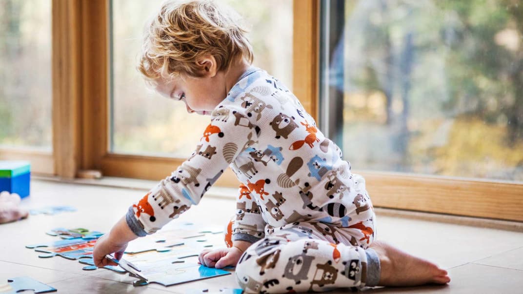 Puzzles sind für Kinder die ideale Beschäftigung für lange Sonntage im Schlafanzug.