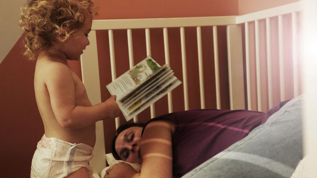 Rollentausch. Wenn Mama das Baby spielt, bleibt sie bestimmt ganz lieb im Bettchen liegen. 