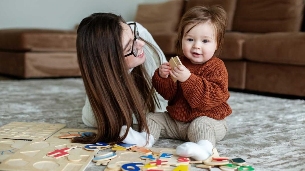 Montessori-Spielzeug eignet sich auch schon für Kleinkinder. 