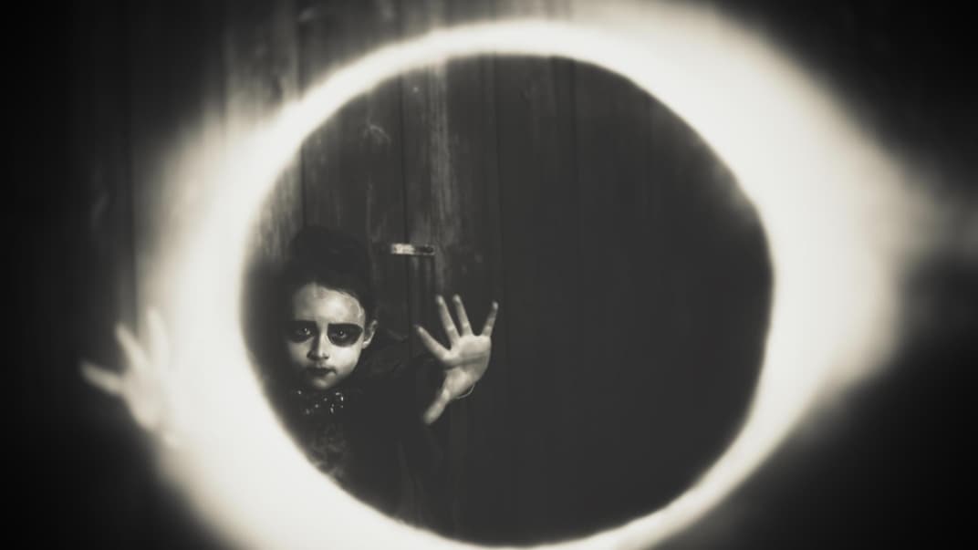 Gruselbild mit Kind in Schwarz-Weiß.