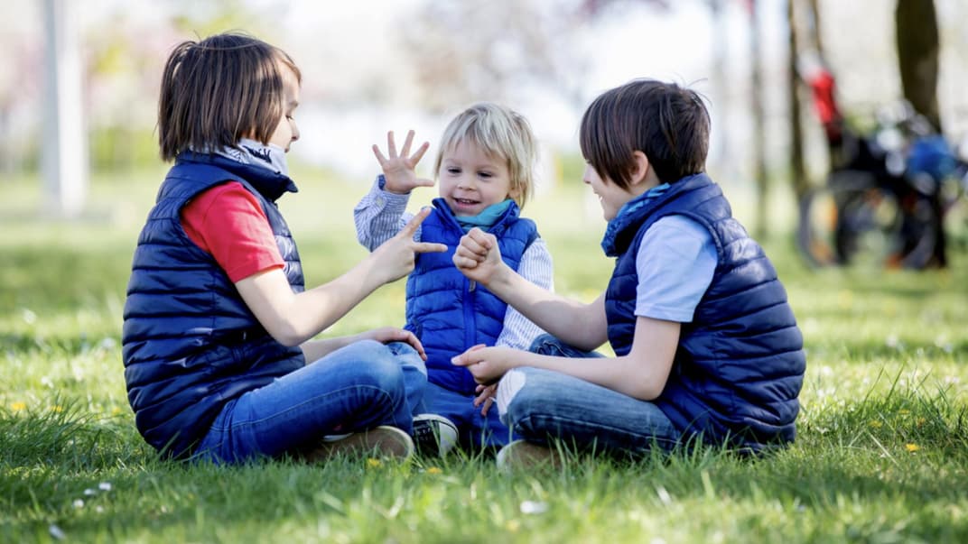 Schnick, Schnack, Schnuck ist ein beliebtes Spiel bei Kindern.