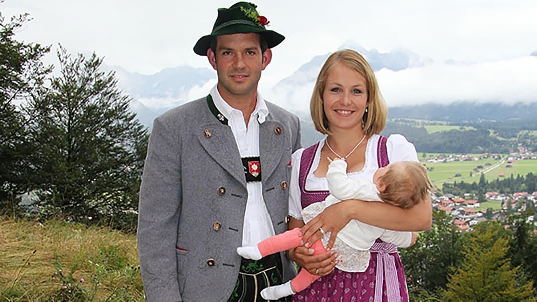Magdalena Neuner mit ihrem Ehemann Josef Holzer und der gemeinsamen Tochter Verena Anna.