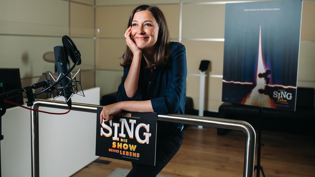 Im Studio spricht Alexandra Maria Lara die Rolle ihres niedlichen Glücksbringers ein: Hausschweinchen Rosita.