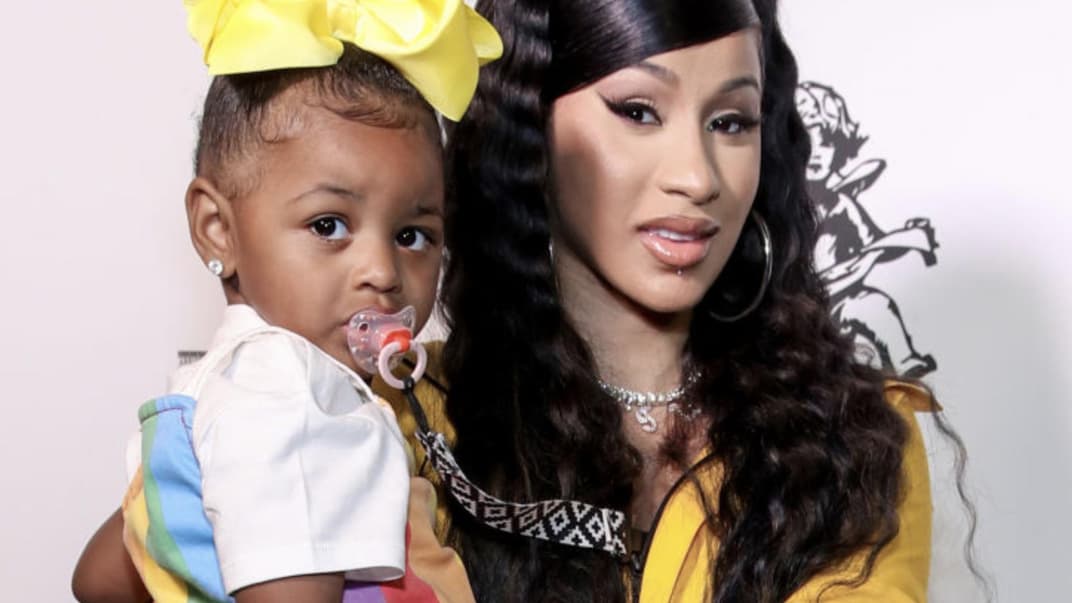 Schon im Alter von zwei Jahren trug die kleine Kulture Kiari Cephus teure Ohrringe und Armbänder – hier mit ihrer Mama, der Rapperin Cardi B.