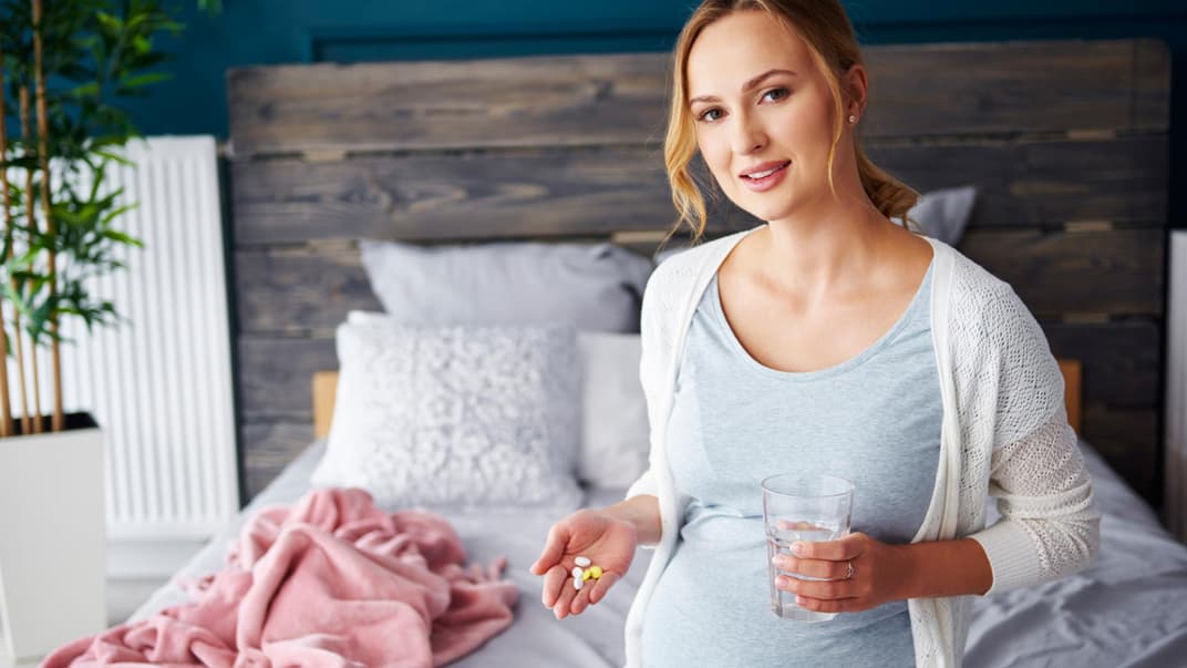 Werdende Mamas sollten auf eine ausreichende Versorgung mit Folsäure in der Schwangerschaft achten. 