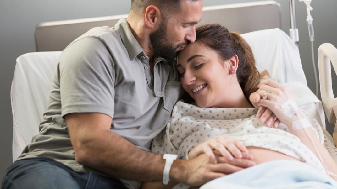 Musik, Massagen, kalte Lappen – es gibt viele Möglichkeiten, der Partnerin zwischen den Wehen etwas Gutes zu tun.