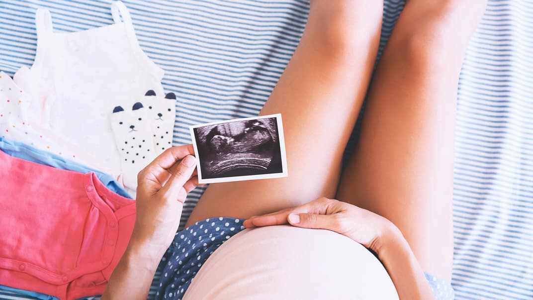 Die ersten Kindsbewegungen sind für schwangere Frauen etwas ganz Besonderes.
