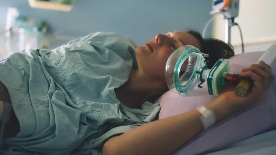 Lachgas wird unter der Geburt per Maske eingeatmet und soll Schmerzen lindern. 