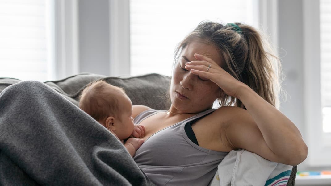 Viel Liebe, aber auch große Traurigkeit und Selbstzweifel: Die ersten Wochen nach der Geburt empfinden viele Mütter als ein Wechselbad der Gefühle.