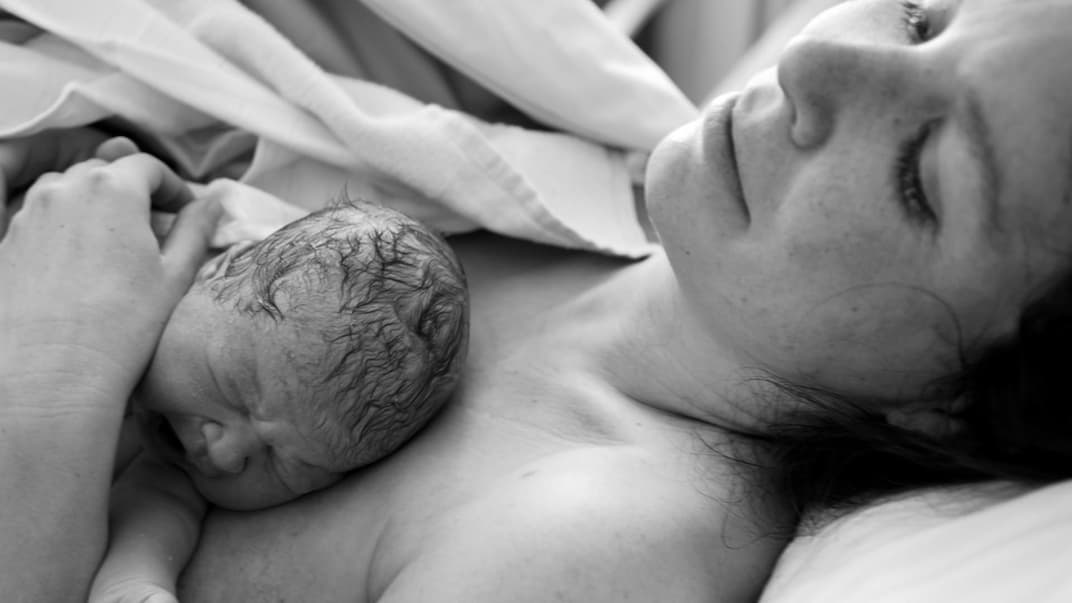 Ein Geburtstrauma ist eine seelische Verletzung, die Betroffene aufarbeiten sollten.