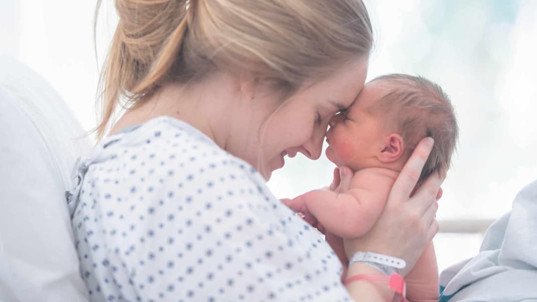 Das medizinische Phänomen zweimal geborener Babys ist relativ selten und geht mit großen Risiken einher (Symbolbild).