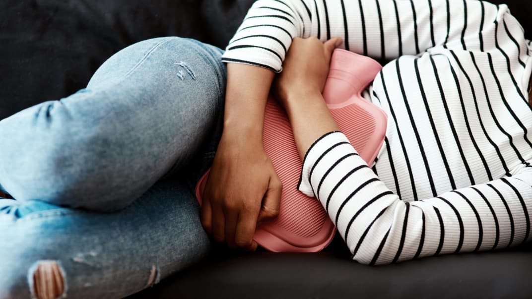 Früher oder später kommt sie wieder: Die erste Periode nach der Geburt kann schmerzhafter sein als gewohnt.