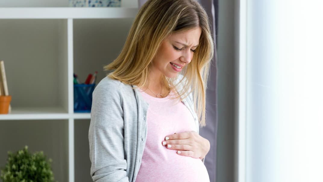 Schwangere Frau hat Bauchschmerzen