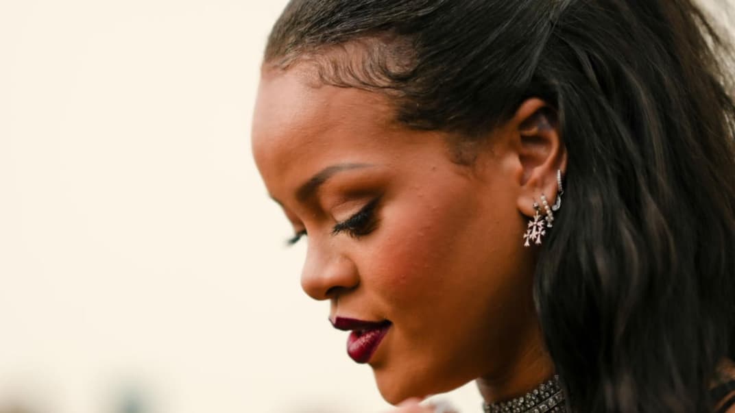 Rihanna mit Babyhaaren an der Stirn.