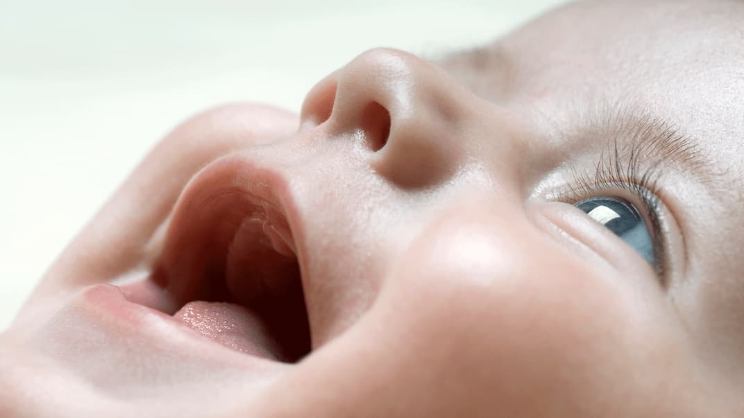 Manche Babys kommen schon mit richtig vollen Wimpern auf die Welt. 