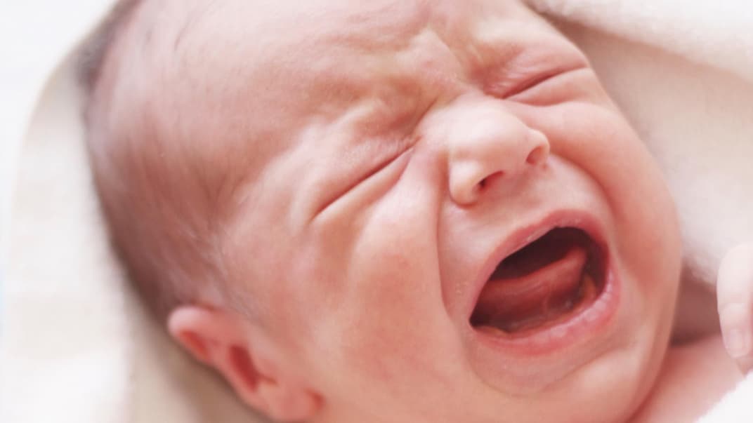 Wenn das Baby dauerhaft schreit, kann das für die Eltern zur Belastung werden. 