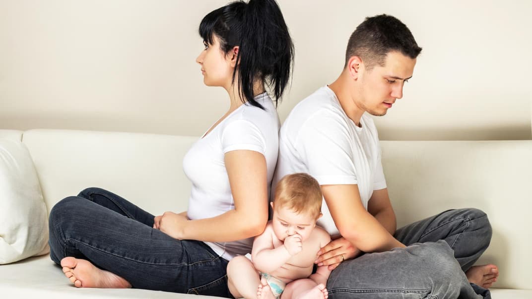 Genervte Eltern mit Baby.