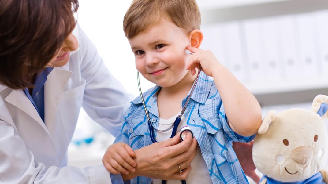 Viele Kinderärzte sind besonders einfühlsam, um es den kleinen Patienten einfacher zu machen.