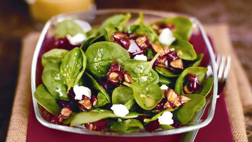 Mmh lecker: Spinatsalat mit Mandeln und Zitronen-Vinaigrette